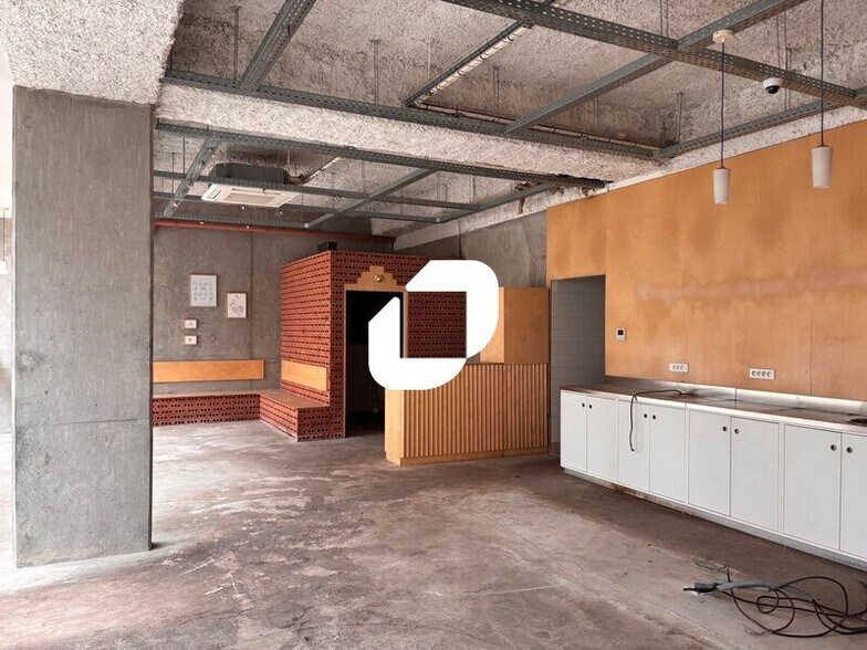 Retail in Pantin to rent - Interior Photo - Image 2 of 3
