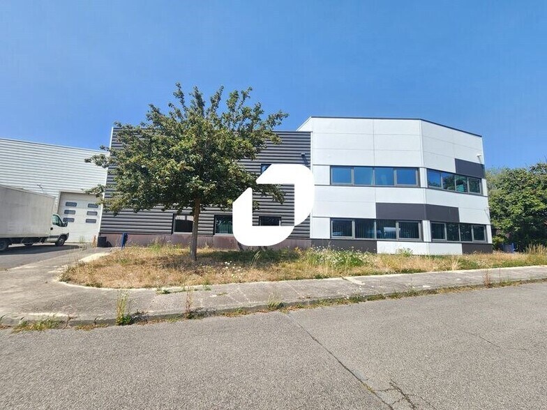 2 Avenue Des 3 Peuples, Montigny-le-Bretonneux to rent - Building Photo - Image 3 of 15