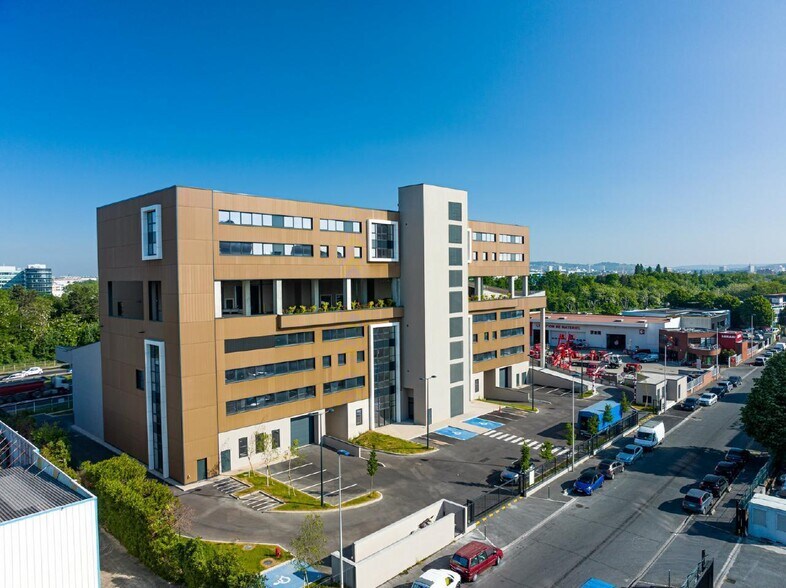 Light Industrial in Colombes to rent - Building Photo - Image 2 of 29