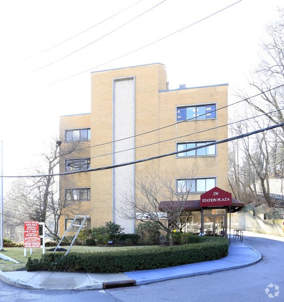 250 E Hartsdale Ave, Hartsdale, NY for rent - Building Photo - Image 1 of 9