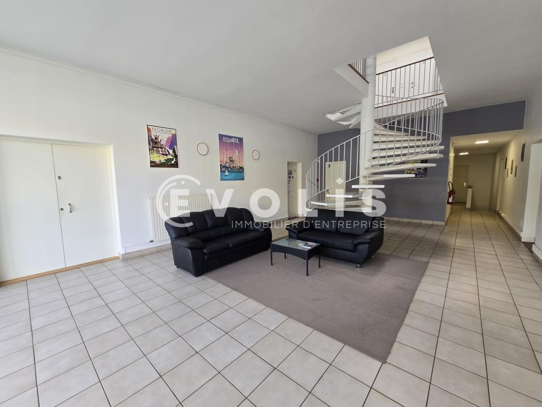 Office in Gometz-la-Ville to rent Lobby- Image 1 of 8