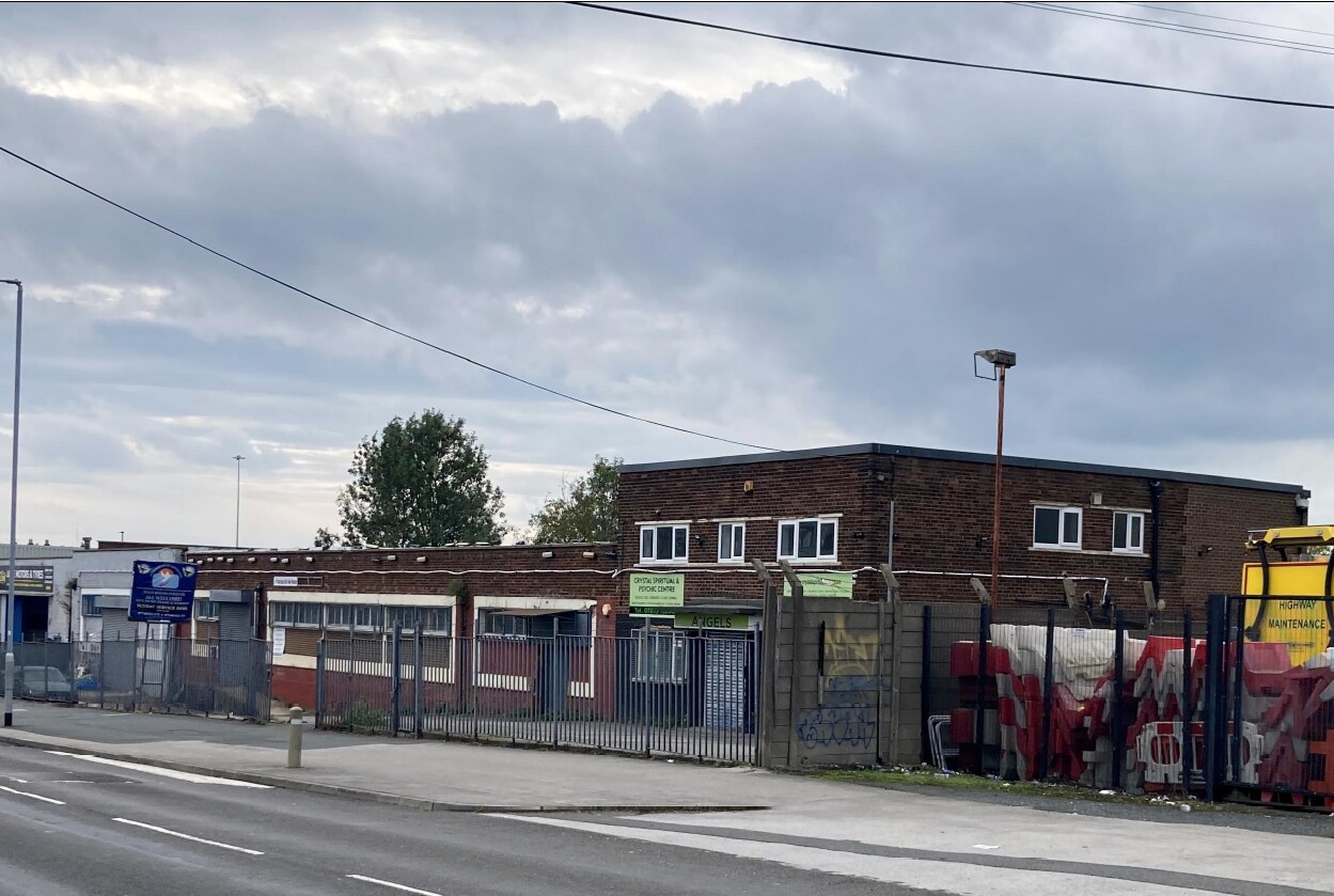 Lupton Ave, Leeds to rent Building Photo- Image 1 of 2