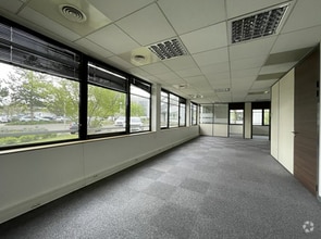 Office in Saint-Priest to rent Interior Photo- Image 2 of 28