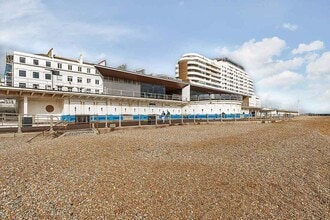 40 Marina, St Leonards On Sea to rent Building Photo- Image 1 of 9