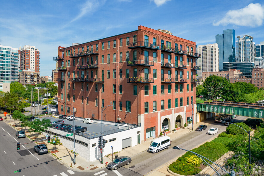 1550 S Indiana Ave, Chicago, IL for rent - Building Photo - Image 1 of 55