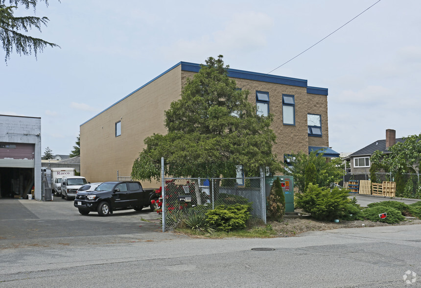 7061 Merritt Ave, Burnaby, BC for rent - Building Photo - Image 2 of 9