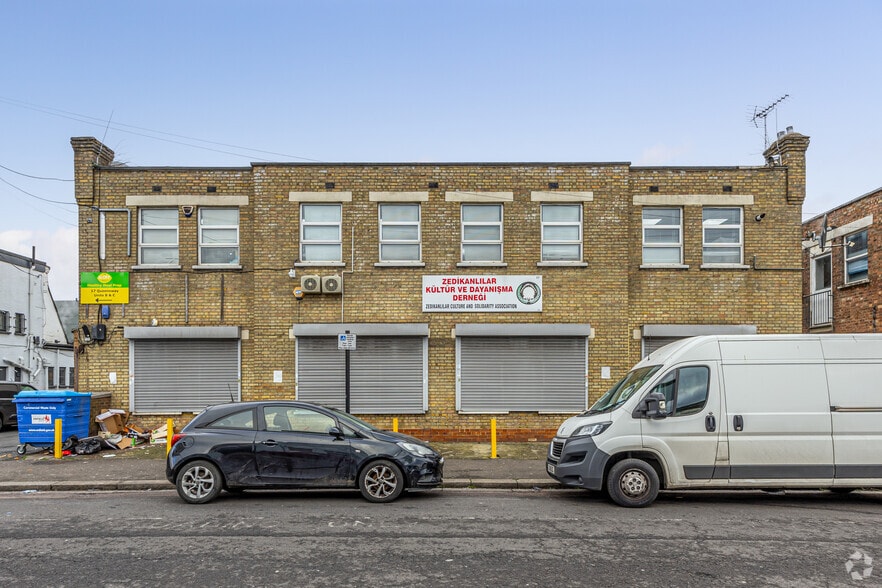 17 Queensway, Enfield to rent - Building Photo - Image 2 of 9