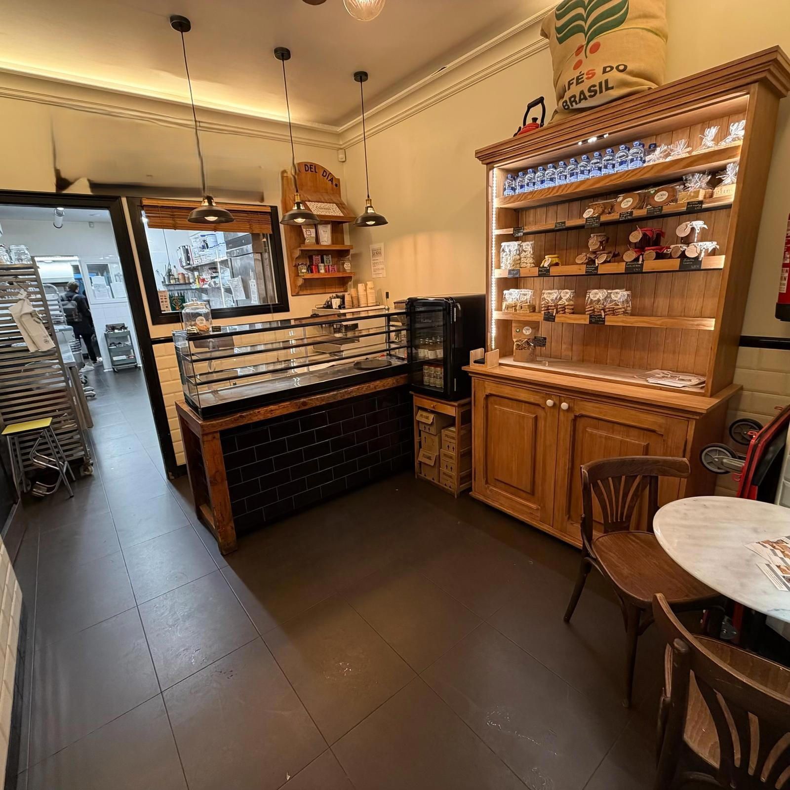 Retail in Barcelona, Barcelona to rent Primary Photo- Image 1 of 2