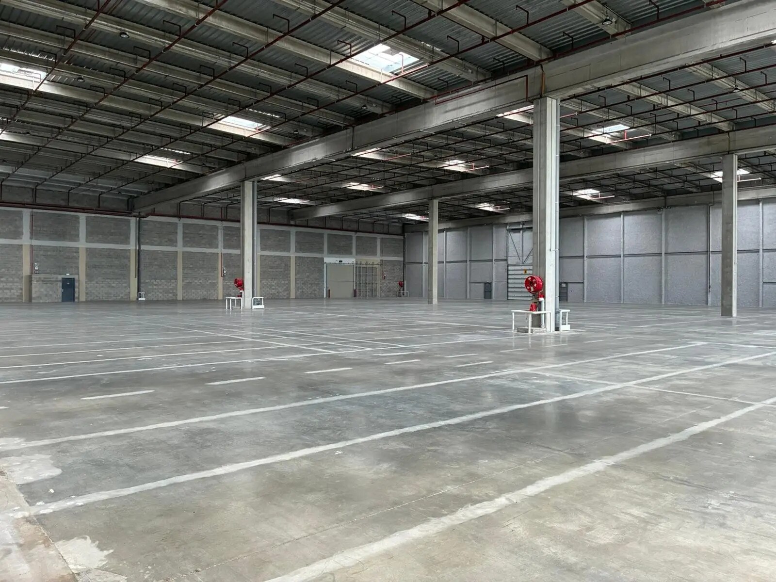 Industrial in Mions to rent Building Photo- Image 1 of 4