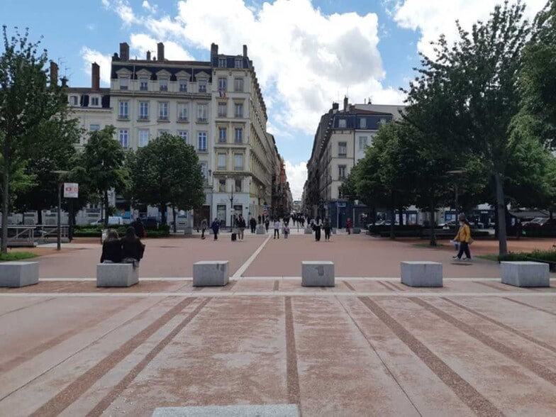 Retail in Lyon to rent - Building Photo - Image 1 of 1