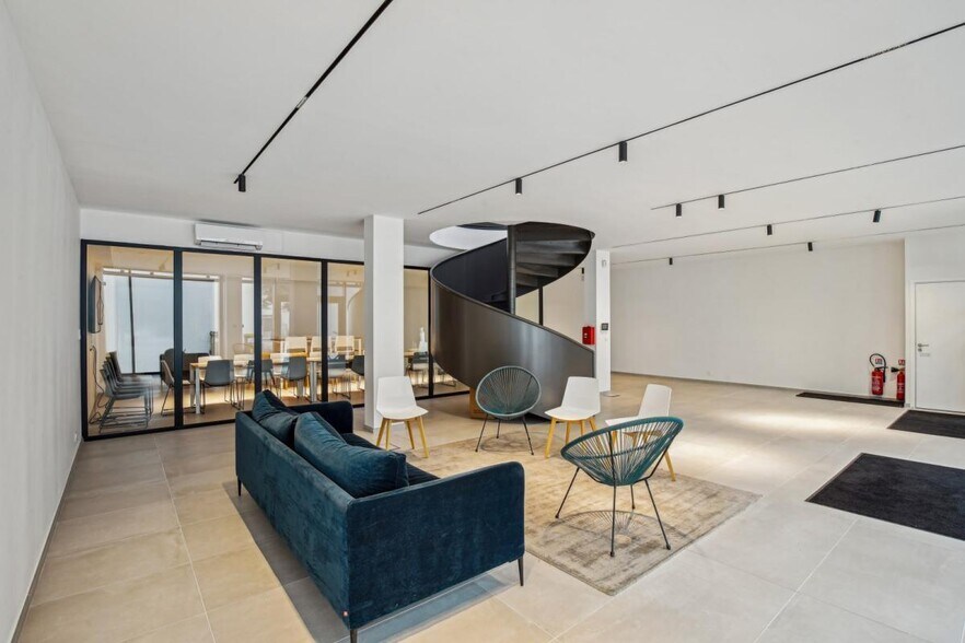 Office in Courbevoie for sale - Interior Photo - Image 2 of 12