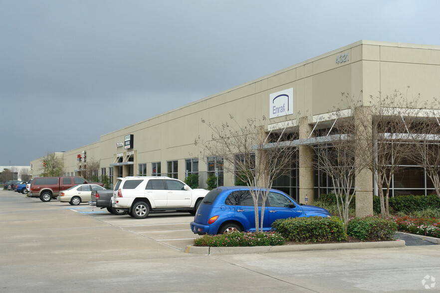 4321 W Sam Houston Pky N, Houston, TX for rent - Building Photo - Image 2 of 4