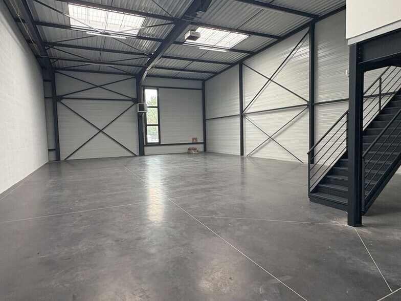 Industrial in Saint-Priest to rent - Building Photo - Image 3 of 9