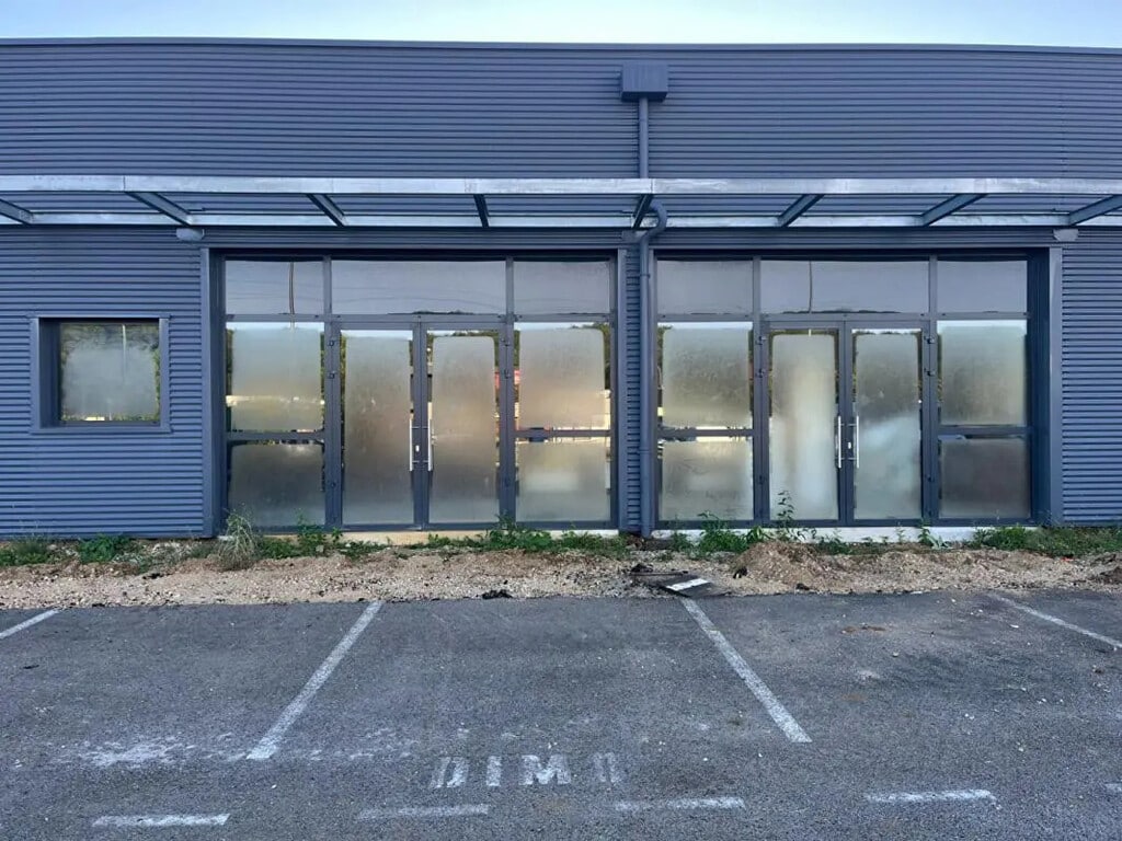 Location Commerce 178 m² - Photo 1