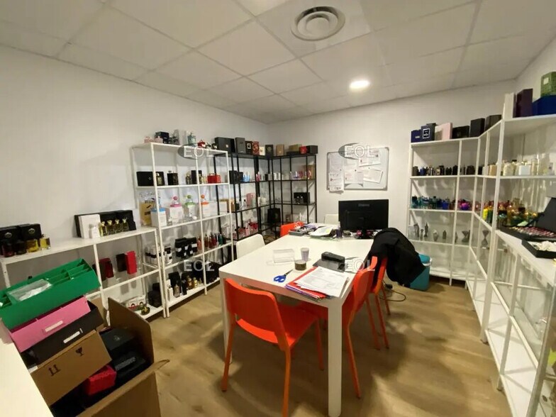 Light Industrial in Rousset to rent - Building Photo - Image 3 of 7