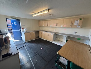 421 Hessle Rd, Hull to rent Building Photo- Image 1 of 3