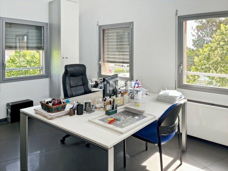Office in Gémenos to rent - Building Photo - Image 1 of 12