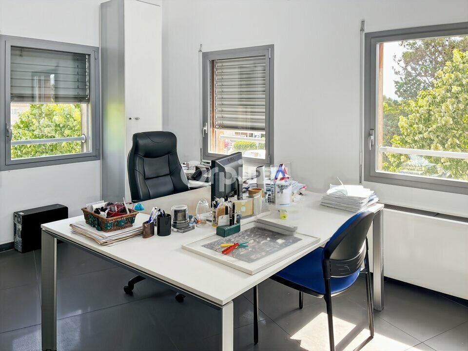 Office in Gémenos to rent Building Photo- Image 1 of 13