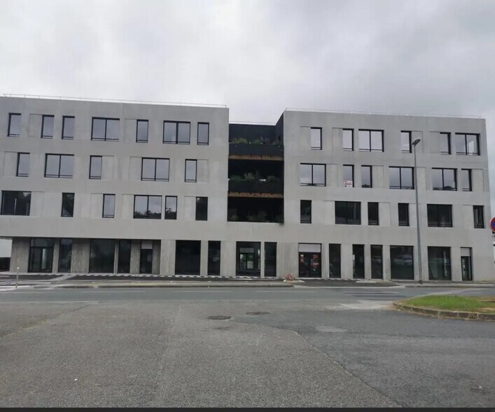 Retail in Anglet to rent - Building Photo - Image 1 of 3