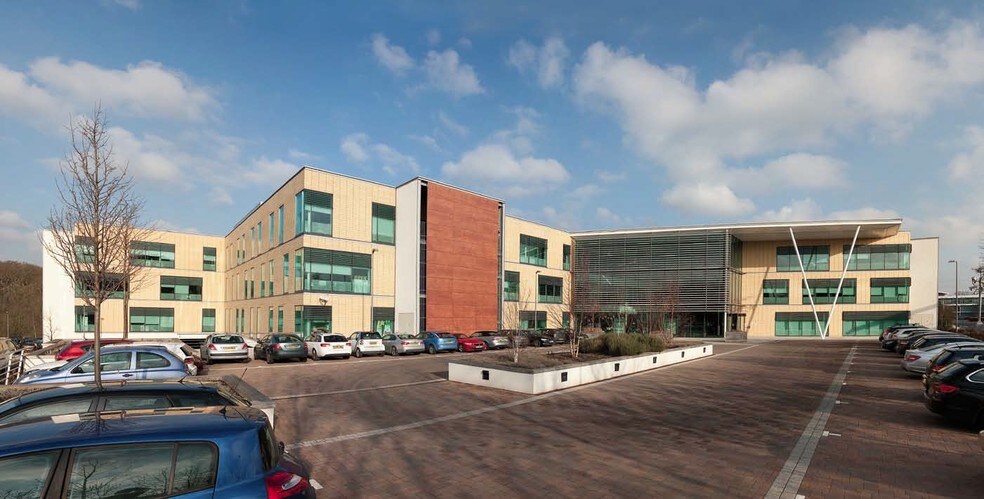 Springfield Dr, Leatherhead to rent - Building Photo - Image 2 of 25