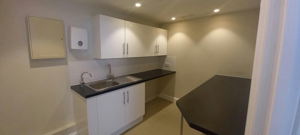 298 Upper Richmond West Rd, London to rent - Building Photo - Image 3 of 4