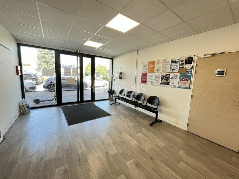 Office in Le Blanc-Mesnil to rent - Lobby - Image 2 of 11