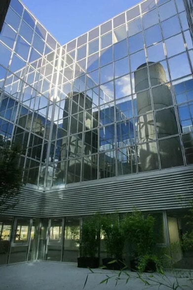 4 Rue Paul Dautier, Vélizy-Villacoublay to rent - Building Photo - Image 3 of 7