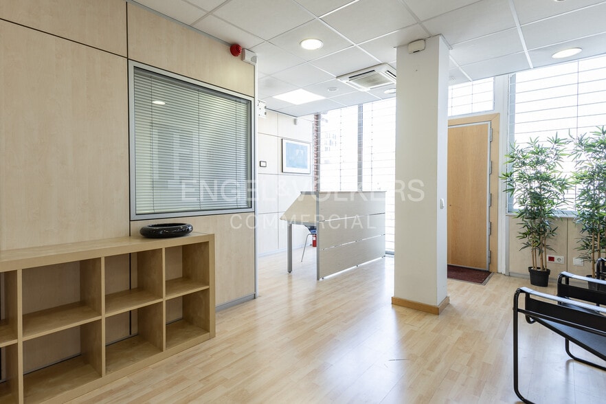 Retail in Barcelona, Barcelona to rent - Interior Photo - Image 3 of 6