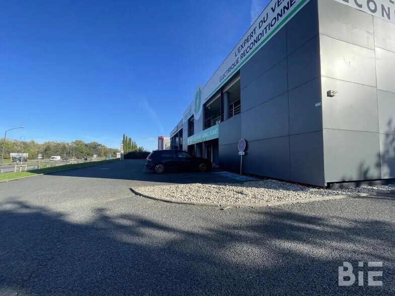 Retail in Bordeaux to rent - Building Photo - Image 2 of 4