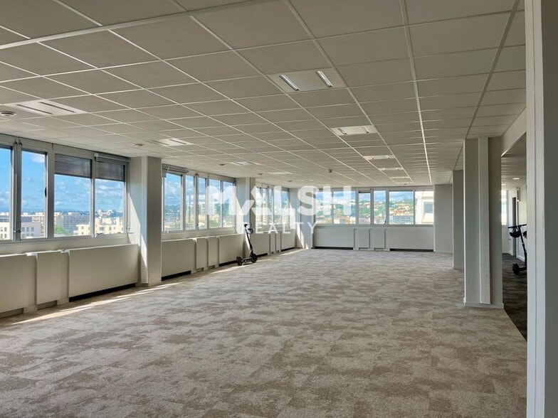 Office in Lyon to rent - Building Photo - Image 2 of 12