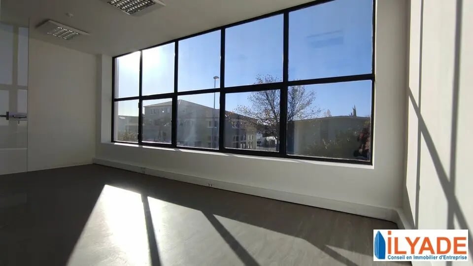 Location Bureaux 180 m² - Photo 1