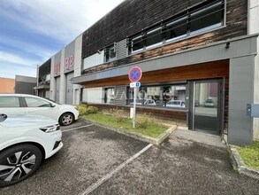 Light Industrial in Oullins to rent Building Photo- Image 1 of 11