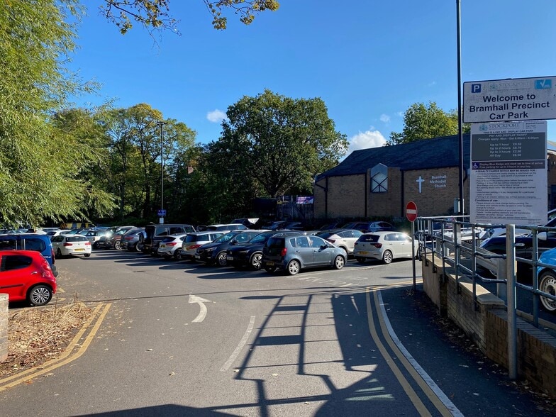 Village Sq, Stockport to rent - Building Photo - Image 2 of 12