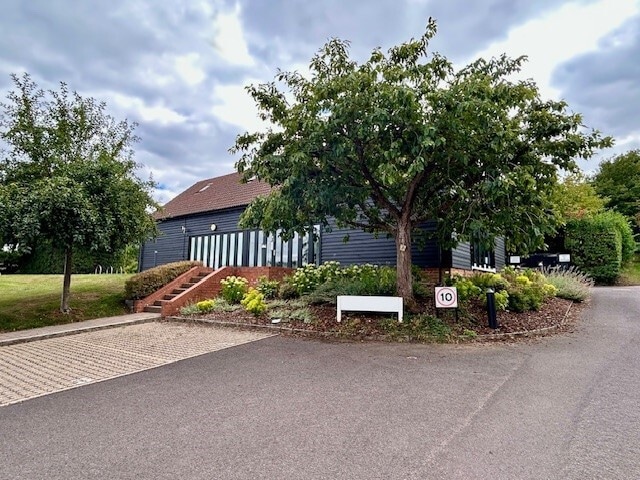 Lambourn Rd, Newbury to rent Building Photo- Image 1 of 5