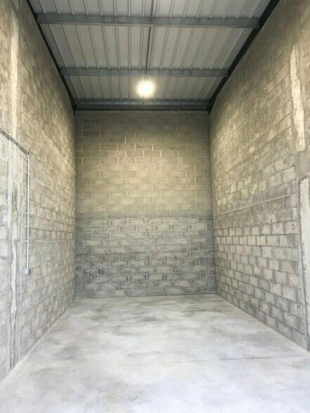 Light Industrial in Quincy-Voisins to rent - Interior Photo - Image 3 of 4