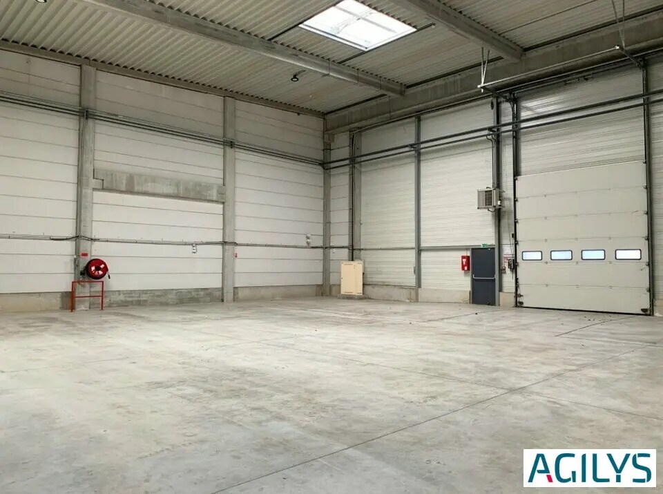 Light Industrial in Lieusaint to rent Building Photo- Image 1 of 13