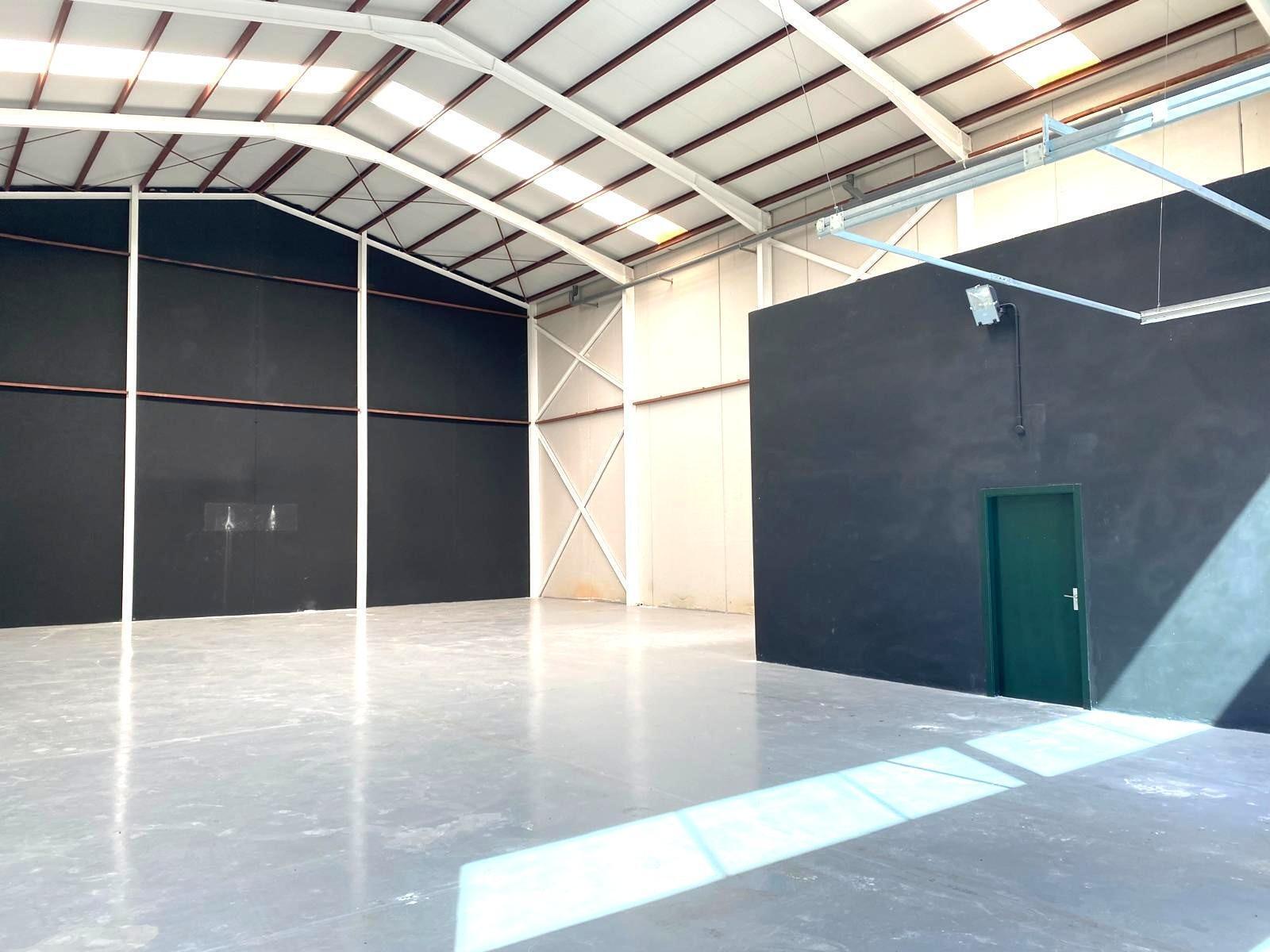 Industrial in Cox to rent Interior Photo- Image 1 of 13