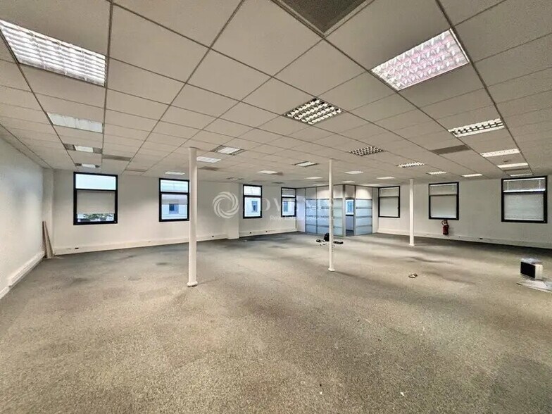 Light Industrial in Créteil to rent - Interior Photo - Image 3 of 11