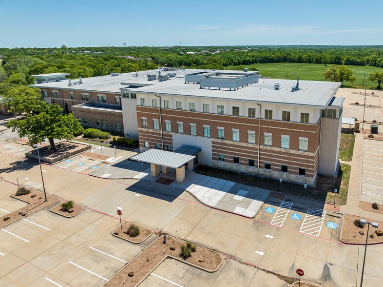 1903 Doctors Hospital Dr, Bridgeport, TX for rent - Building Photo - Image 3 of 7