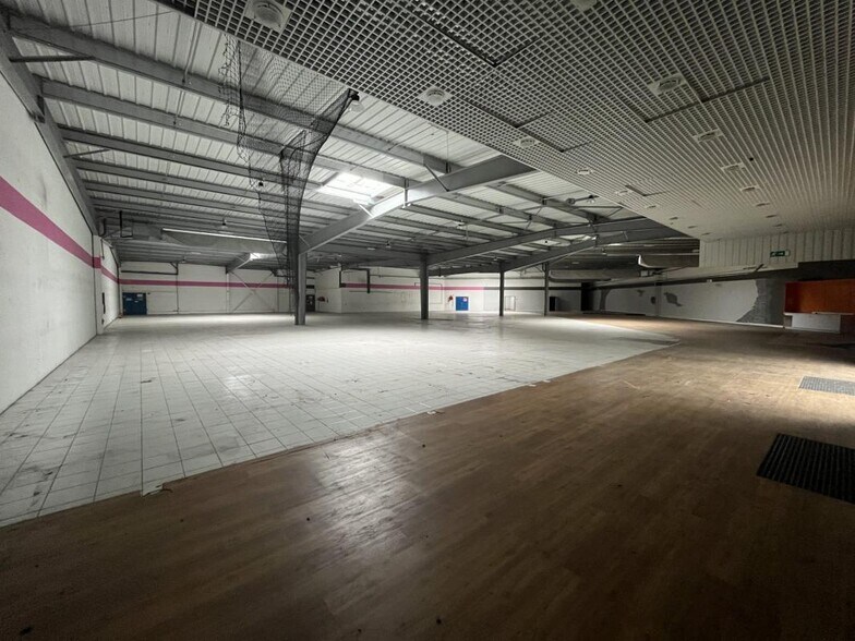 Retail in Maurepas to rent - Interior Photo - Image 2 of 11