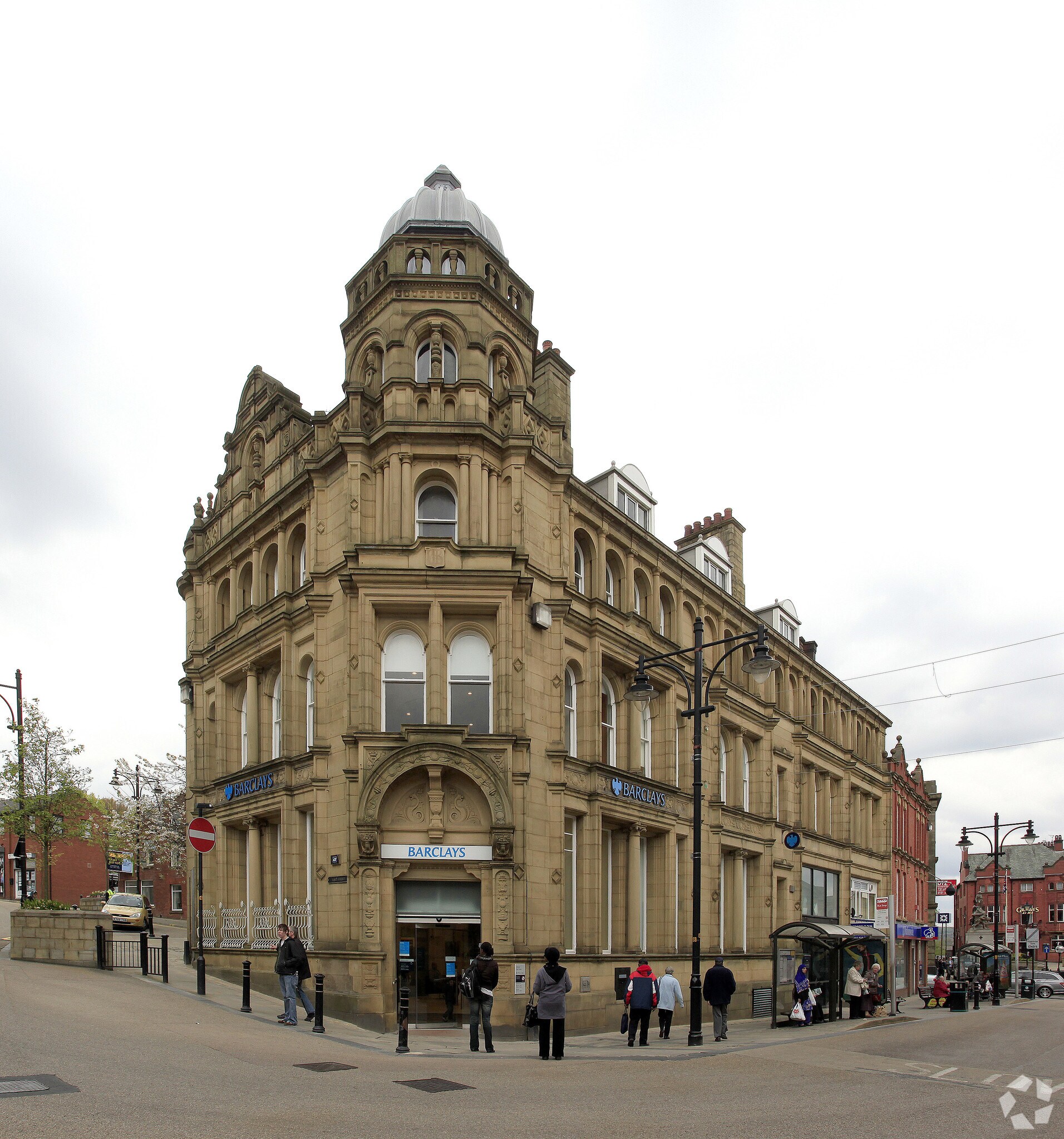 25 High St, Oldham to rent Building Photo- Image 1 of 2