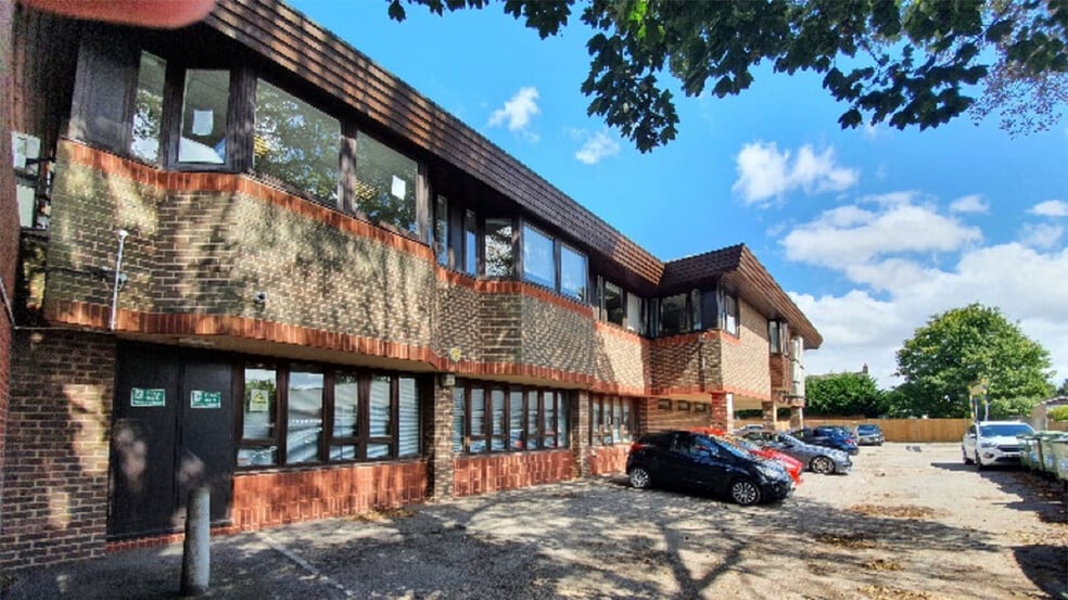 128 High Street High Street & The Walk St, Billericay for sale - Building Photo - Image 3 of 4