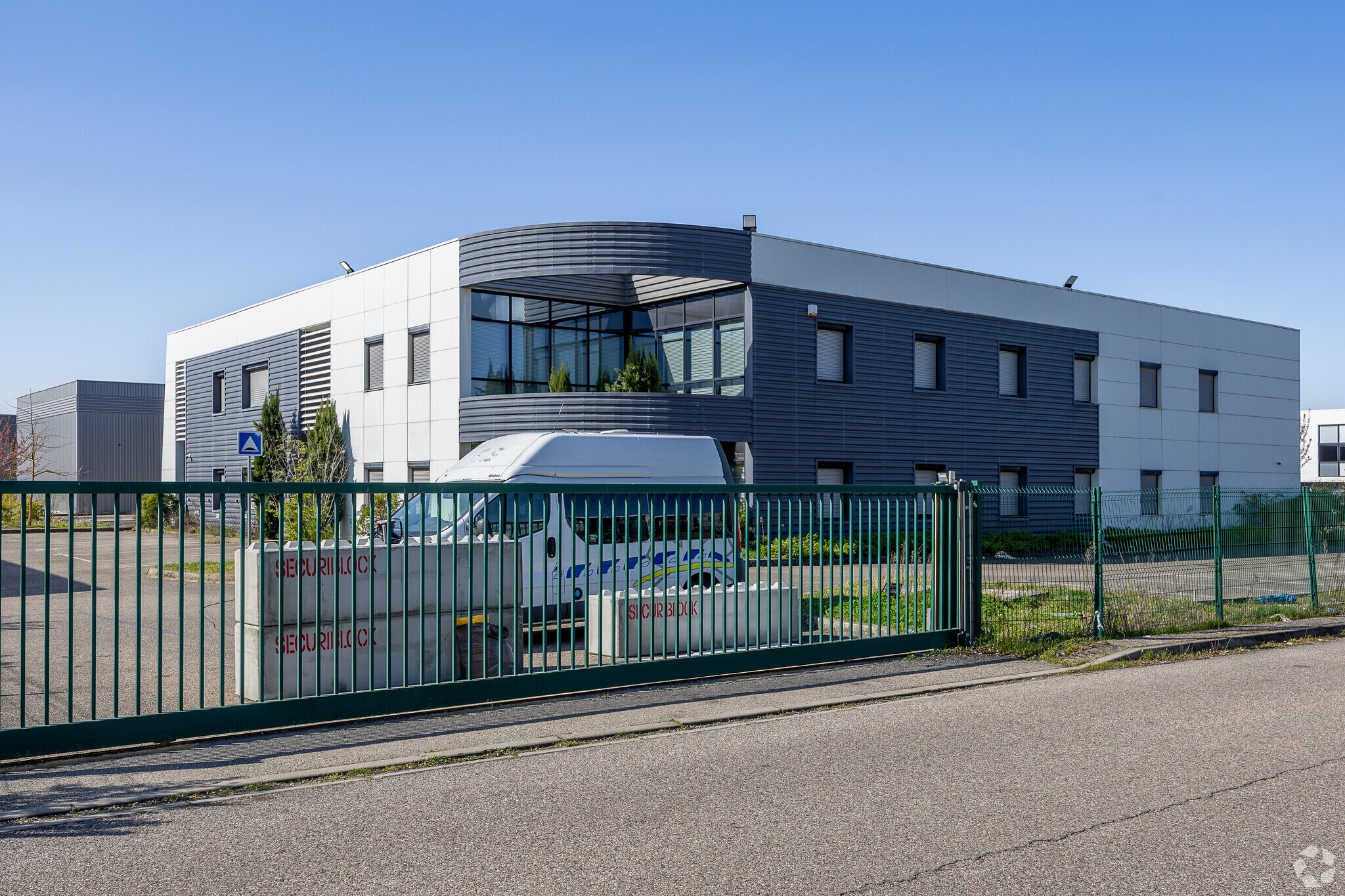 Light Industrial in Saint-Priest to rent Primary Photo- Image 1 of 5