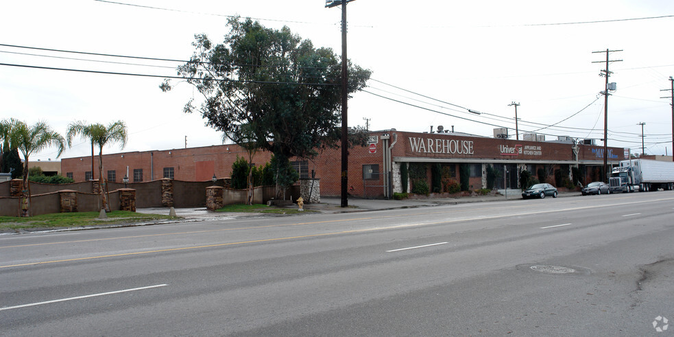 8236-8238 Lankershim Blvd, North Hollywood, CA for rent - Building Photo - Image 2 of 12