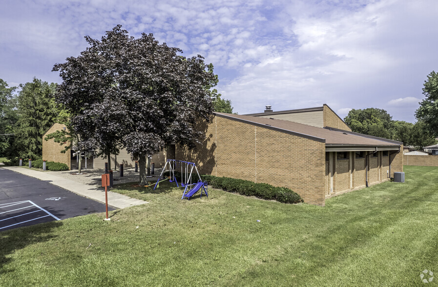 8202 Irving Rd, Sterling Heights, MI for rent - Building Photo - Image 2 of 7