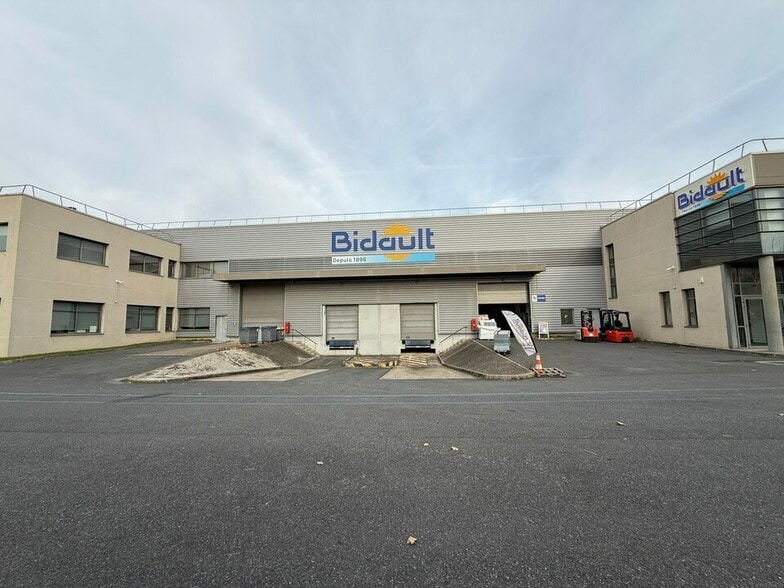Industrial in Gennevilliers to rent - Building Photo - Image 3 of 12