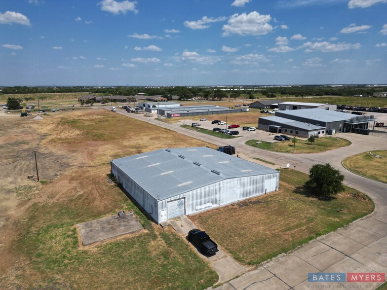 2004 Jack Mckay Blvd, Ennis, TX for rent - Building Photo - Image 1 of 4