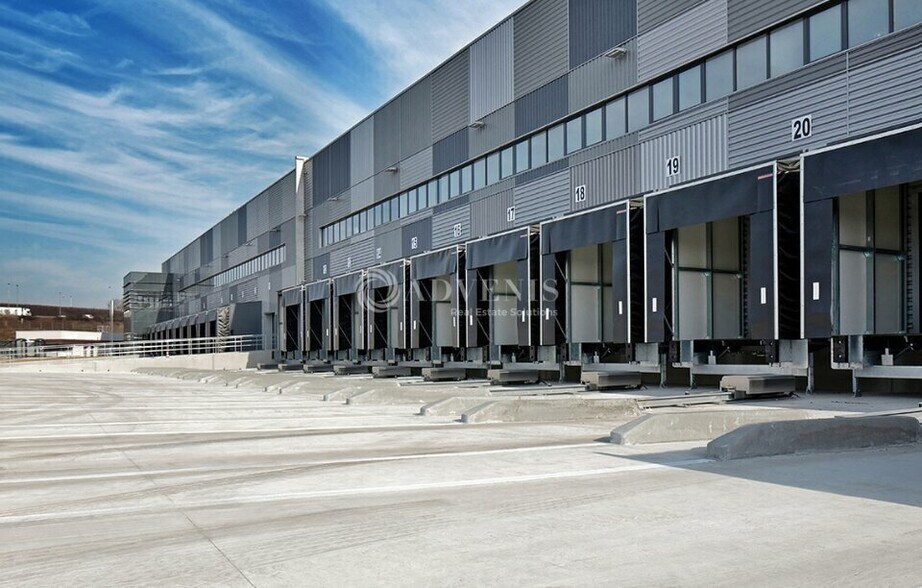 Industrial in Aulnay Sous Bois to rent - Building Photo - Image 2 of 7