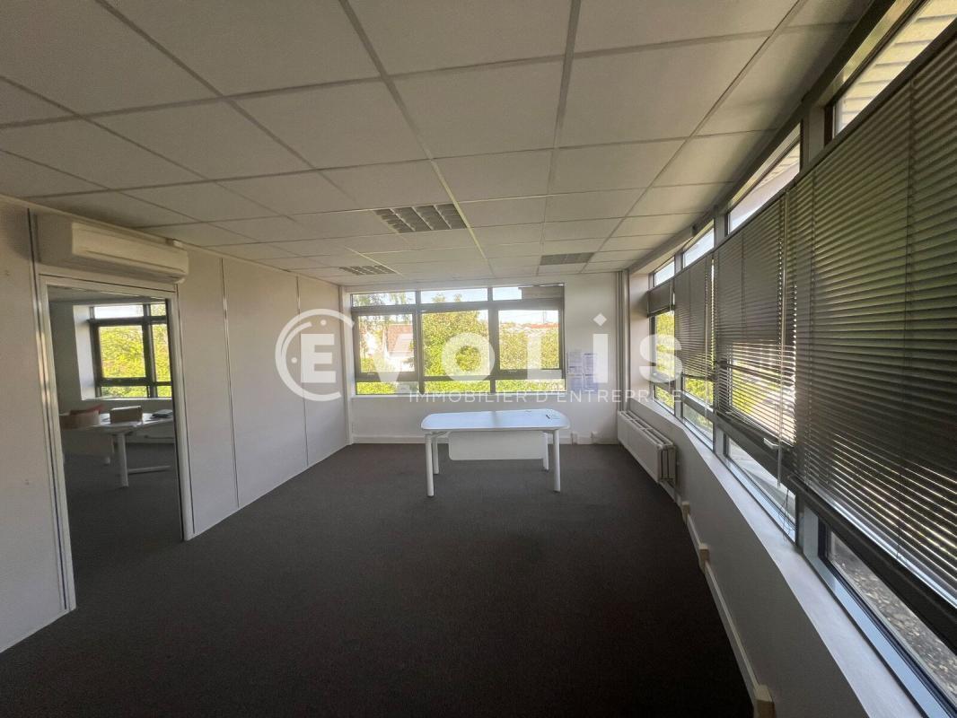 Office in Neuilly-Plaisance to rent Building Photo- Image 1 of 7