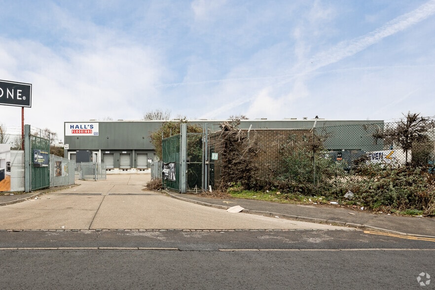 17 Suez Rd, Enfield for sale - Primary Photo - Image 1 of 1